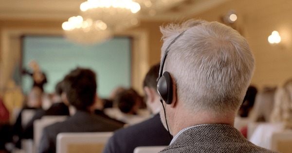 ترجمة فورية لوفد وزارة الاعلام السعودي